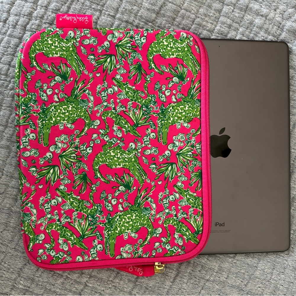 Lilly Pulitzer IPad Sleeve🐊🩷